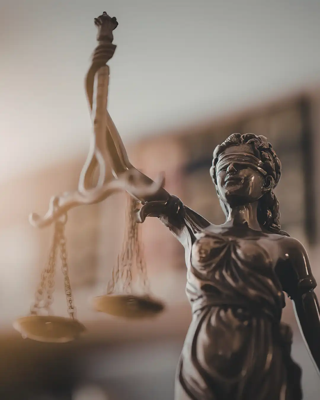 Símbolo da justiça, estátua vendada com balança, no escritório de advogada familiar em Praia Grande/SP